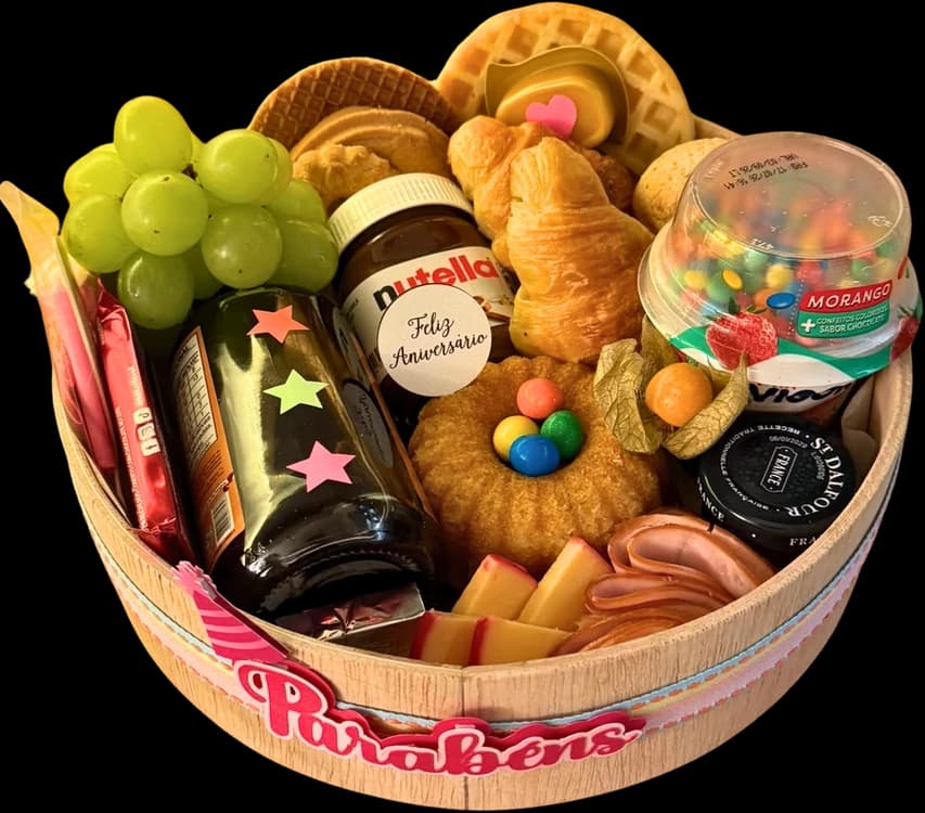 Box redonda infantil com Nutella, confeitos coloridos, bolo, uvas e croissants