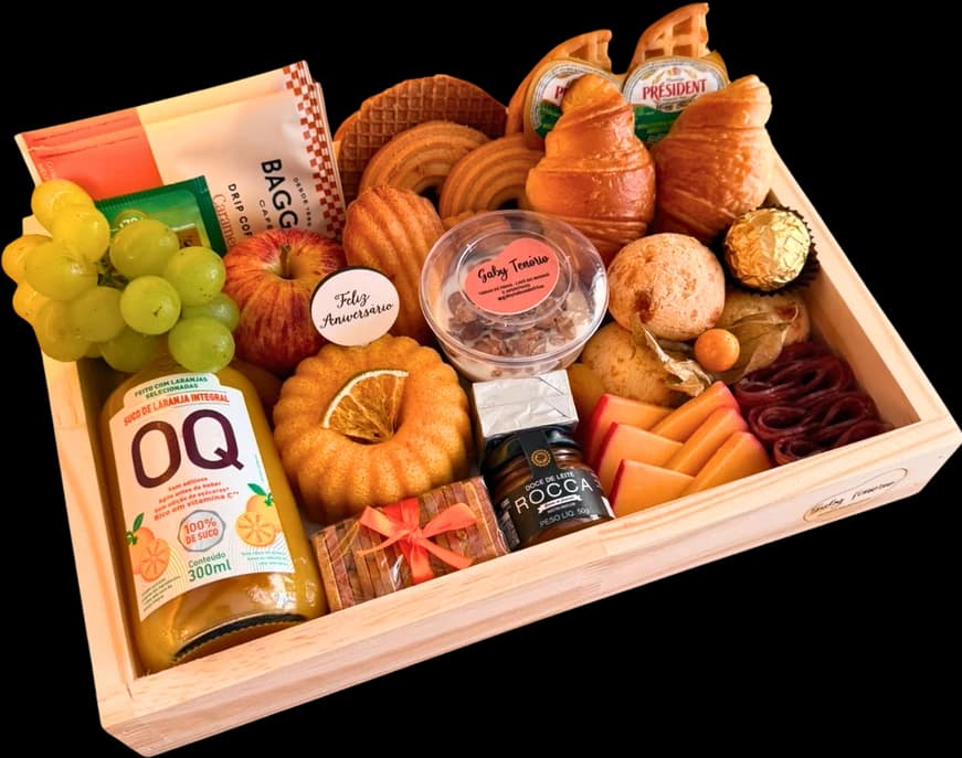Caixa de madeira Pinus com croissants, bolo, uvas, suco e itens de café da manhã para dois