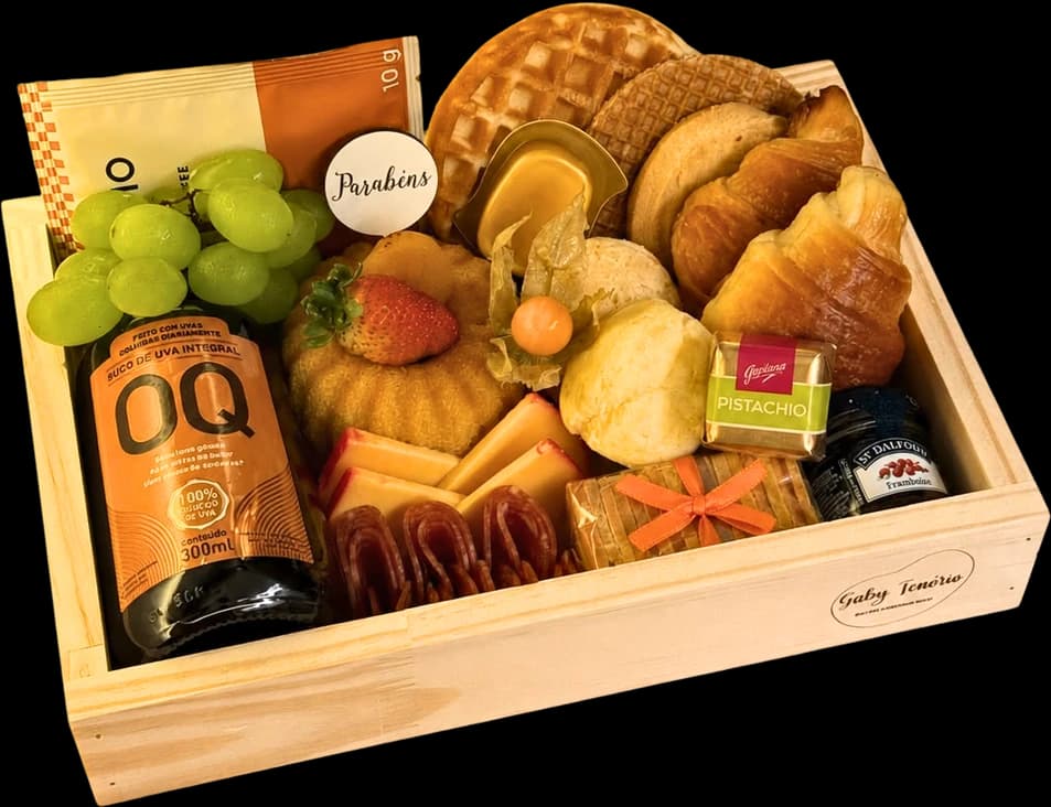 Caixa de madeira Pinus com croissants, bolo, frutas, suco e embalados de café da manhã