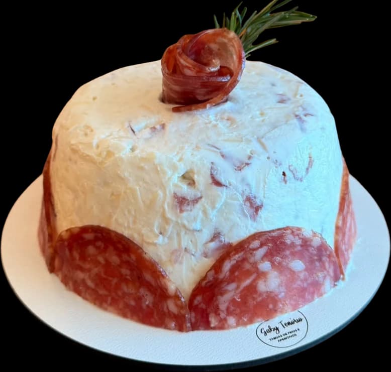 Terrine envolta em fatias de salame, com rosa de salame e alecrim